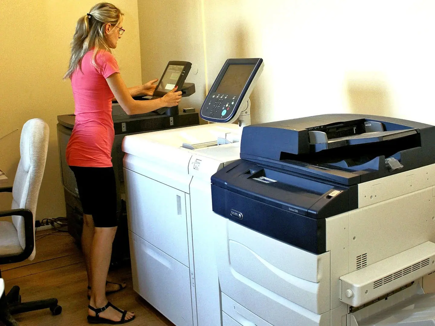 przedstawione jest biuro naszej grafik, jako tło elementu strony