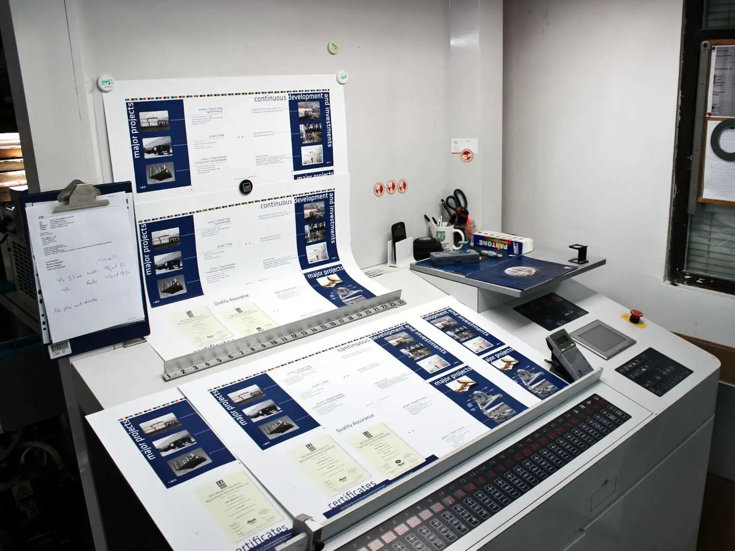 przedstawione jest miejsce, gdzie są drukowane projekty, jako tło elementu strony